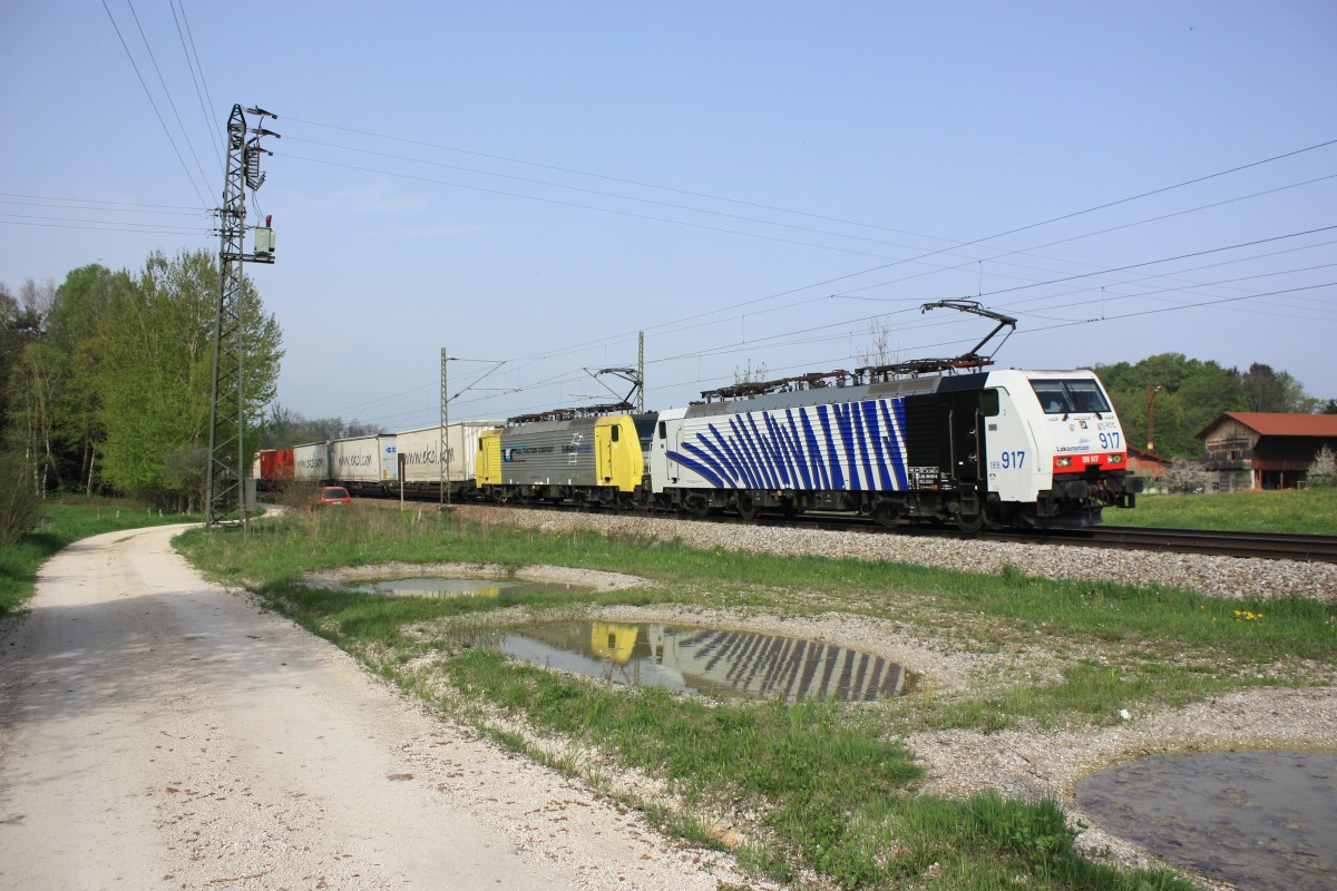 189 917 und 189 903-8 am 1. Mai 2013 mit dem  Ekol  bei bersee am Chiemsee.