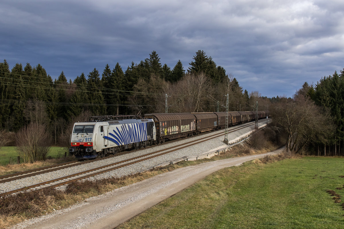 189 917 aus Salzburg kommend am 11. Dezember 2016 bei Grabenstätt am Chiemsee.