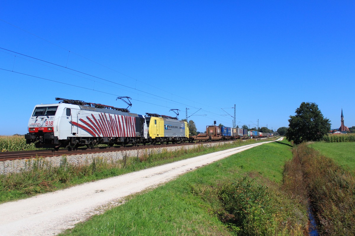 189 918-6 und eine weiter 189iger ziehen am 9. September 2012 einen Gterzug aus Salzburg kommendbei bersee durch den Chiemgau.