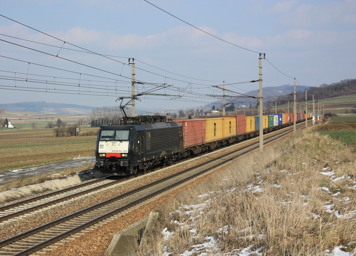 189 923-6 ist mit einem Containerzug am 16. Mrz 2013 bei Neulengbach in Richtung St. Plten unterwegs.