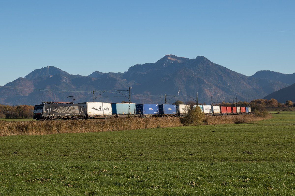 189 927 war am 2. November bei Weisham in Richtung Mnchen unterwegs.