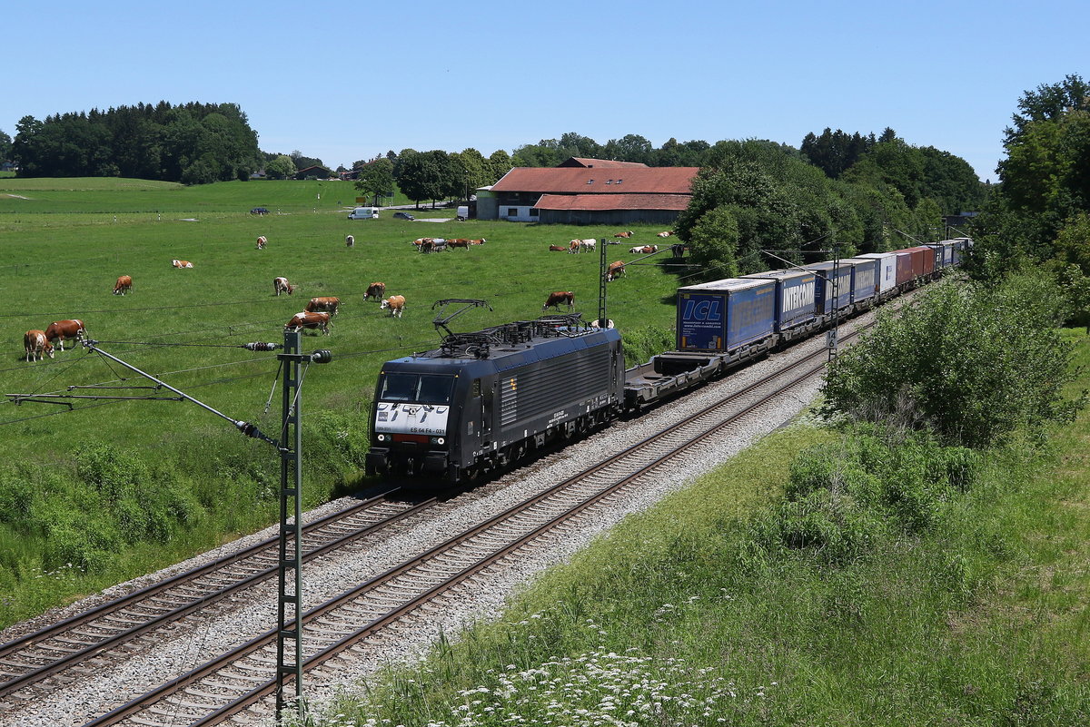 189 931 war am 12. Juni 2020 mit dem  Intercombi  bei Bad Endorf in Richtung Mnchen unterwegs.