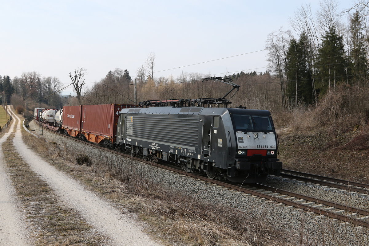 189 932 mit einem  KLV  aus Mnchen kommend am 9. Mrz 2021 bei Grabensttt im Chiemgau.