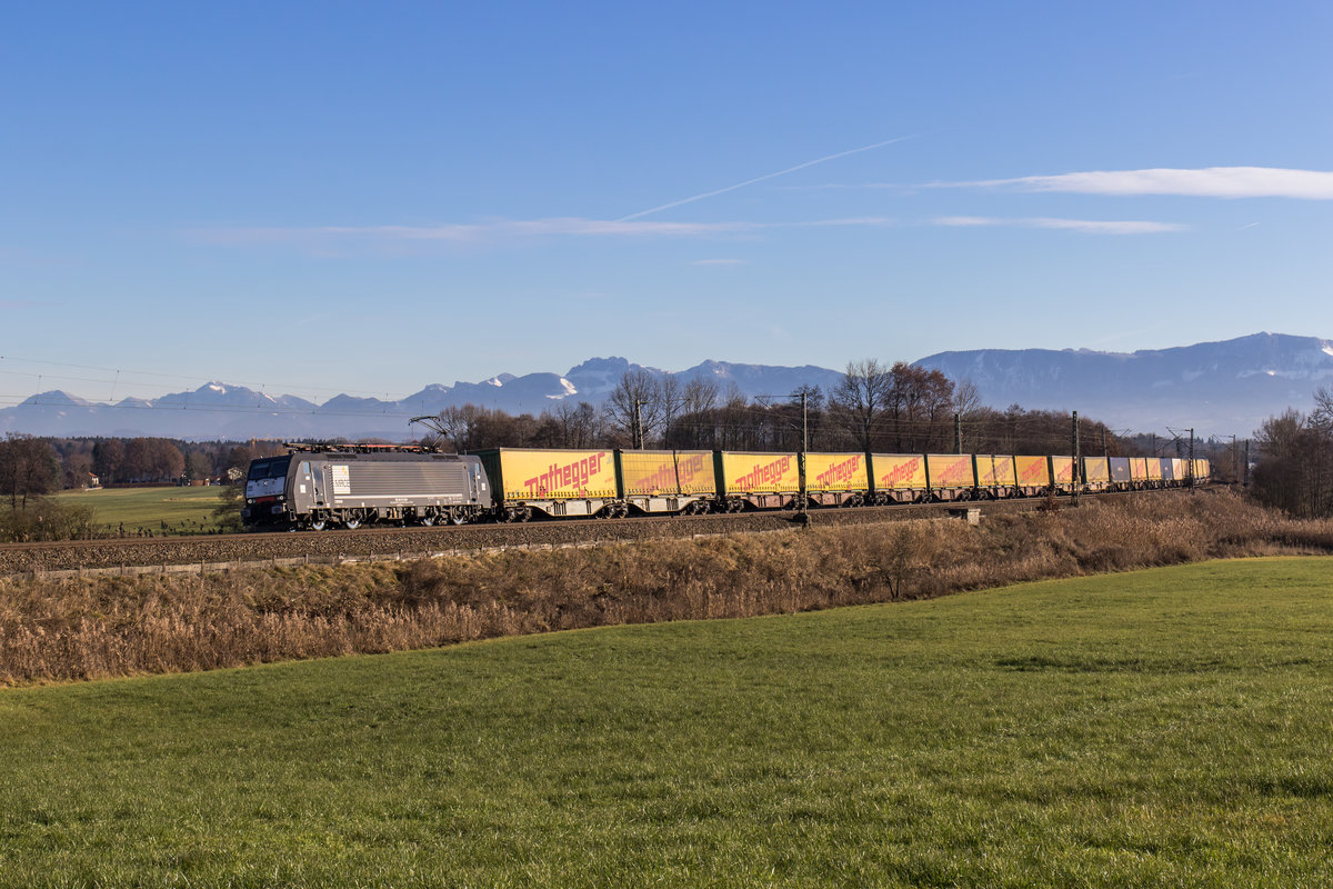 189 934 war mit dem  Nothegger-Zug  am 13. Dezember 2016 bei Rann in Richtung Mnchen unterwegs.