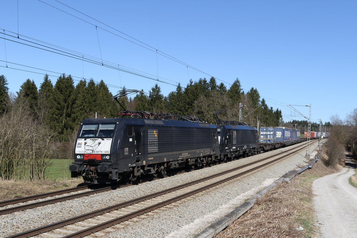 189 985 & 189 932 mit dem  Intercombi  am 16. Mrz 2020 bei Grabensttt im Chiemgau.