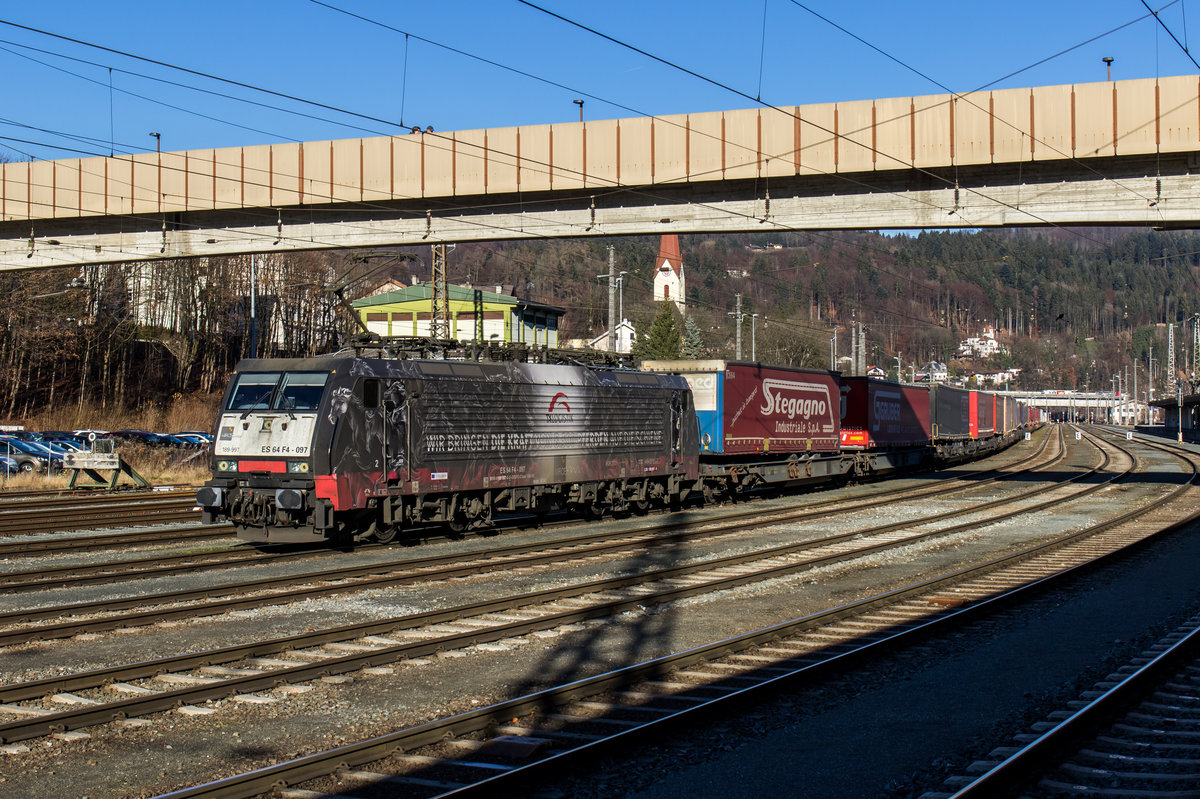 189 997 bei der Einfahrt in Kufstein am 13. Dezember 2016.