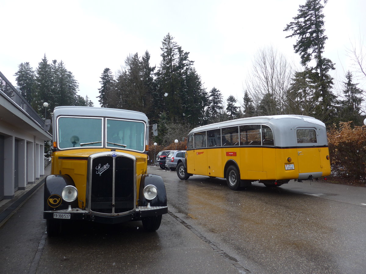 (189'817) - Schlapp, Cottens - FR 300'537 - Saurer/Saurer (ex SATEG, Lausanne; ex P 23'086; ex P 2138) + Wolleb, Embrach - ZH 37'102 - Saurer/R&J (ex Capaul, Feldmeilen; ex M+79'518; ex P 23'067) am 1. April 2018 in Emmenmatt, Moosegg