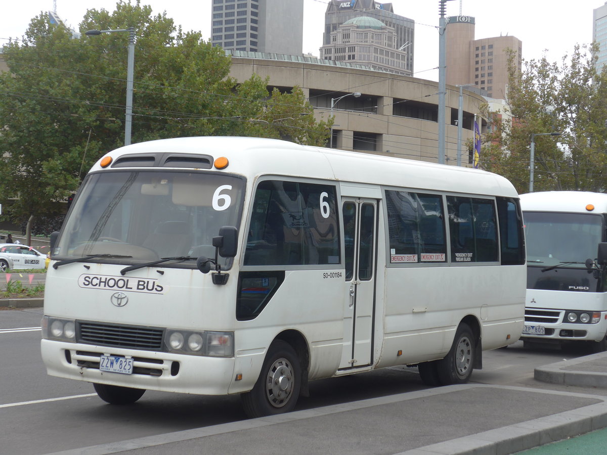 (190'172) - ??? - Nr. 6/ZZW 825 - Toyota am 17. April 2018 in Melbourne, Queen Victoria Garden