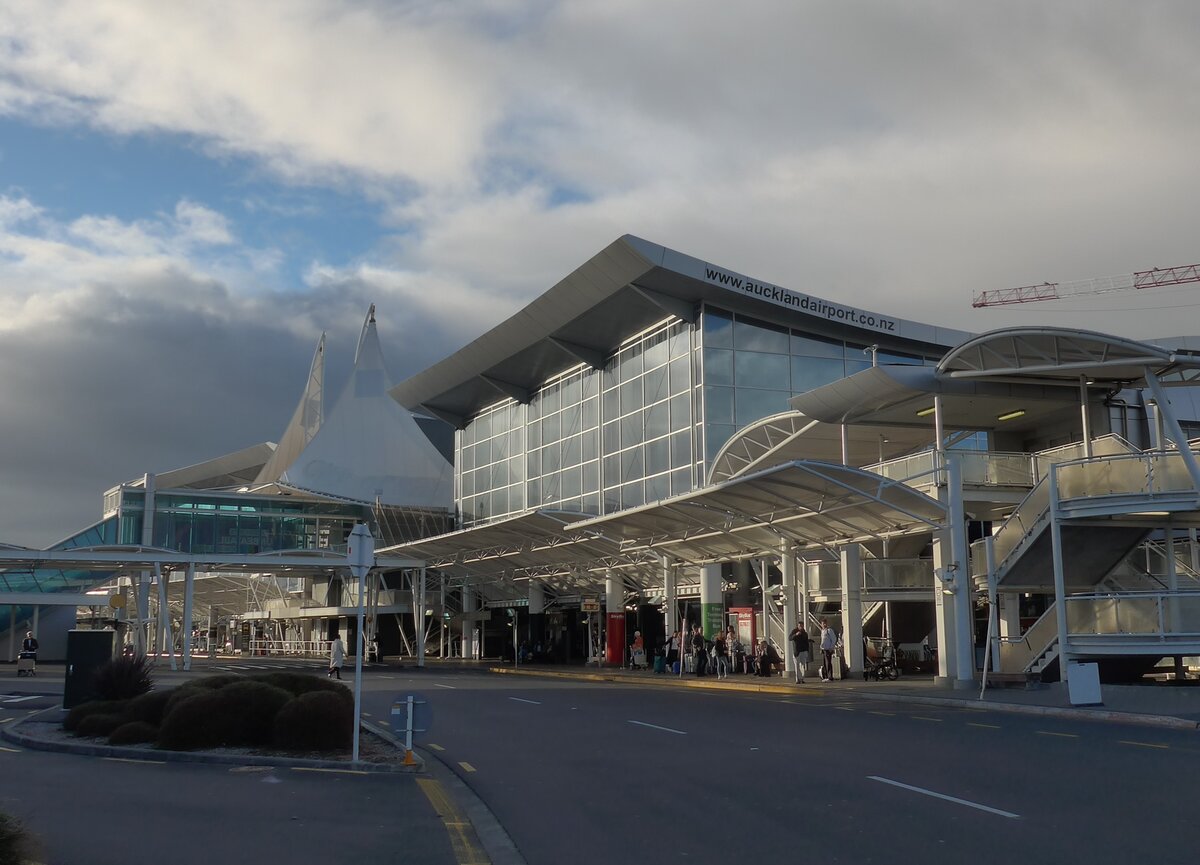 (190'508) - Bus-Haltestellen am 20. April 2018 in Auckland, Airport