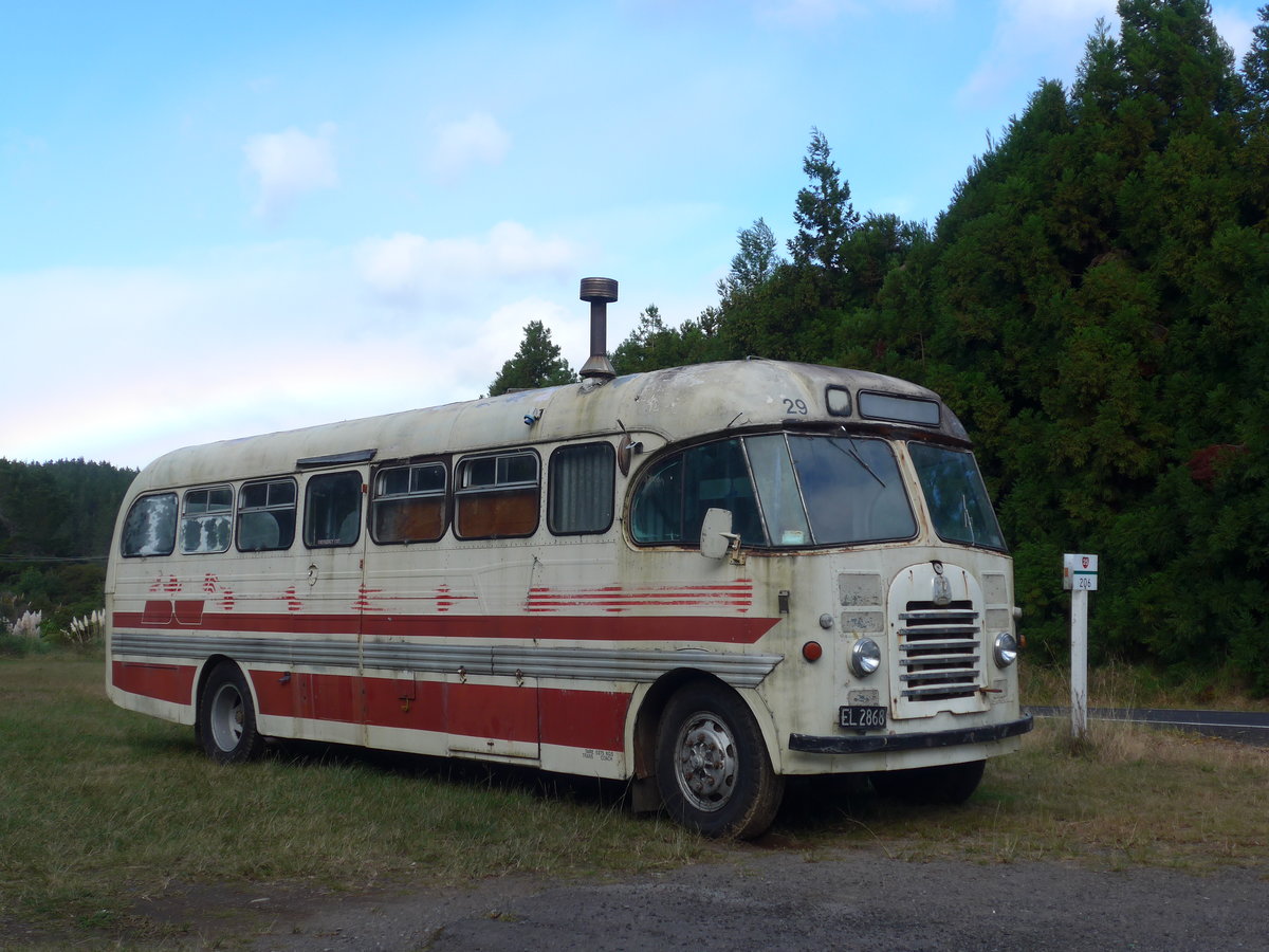 (190'626) - ??? - Nr. 29/EL2868 - Bedford am 21. April 2018 bei Whangamata