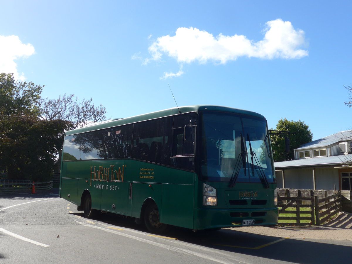 (190'858) - Hobbiton, Matamata - Nr. 6/HTL300 - Isuzu/KiwiBus am 22. April 2018 in Hinuera, Hobbiton