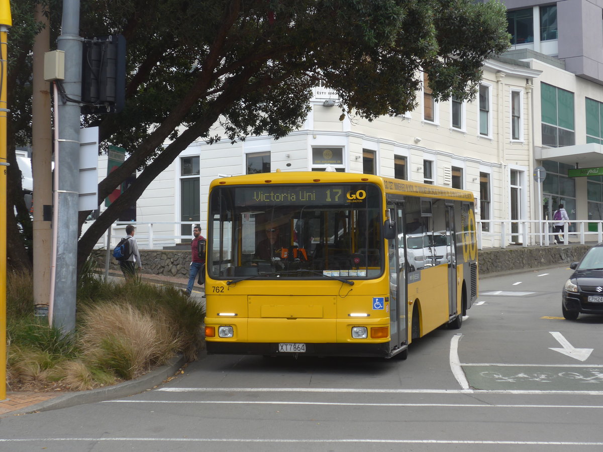 (191'634) - GO Wellington - Nr. 762/XT7864 - MAN/Designline am 27. April 2018 beim Bahnhof Wellington