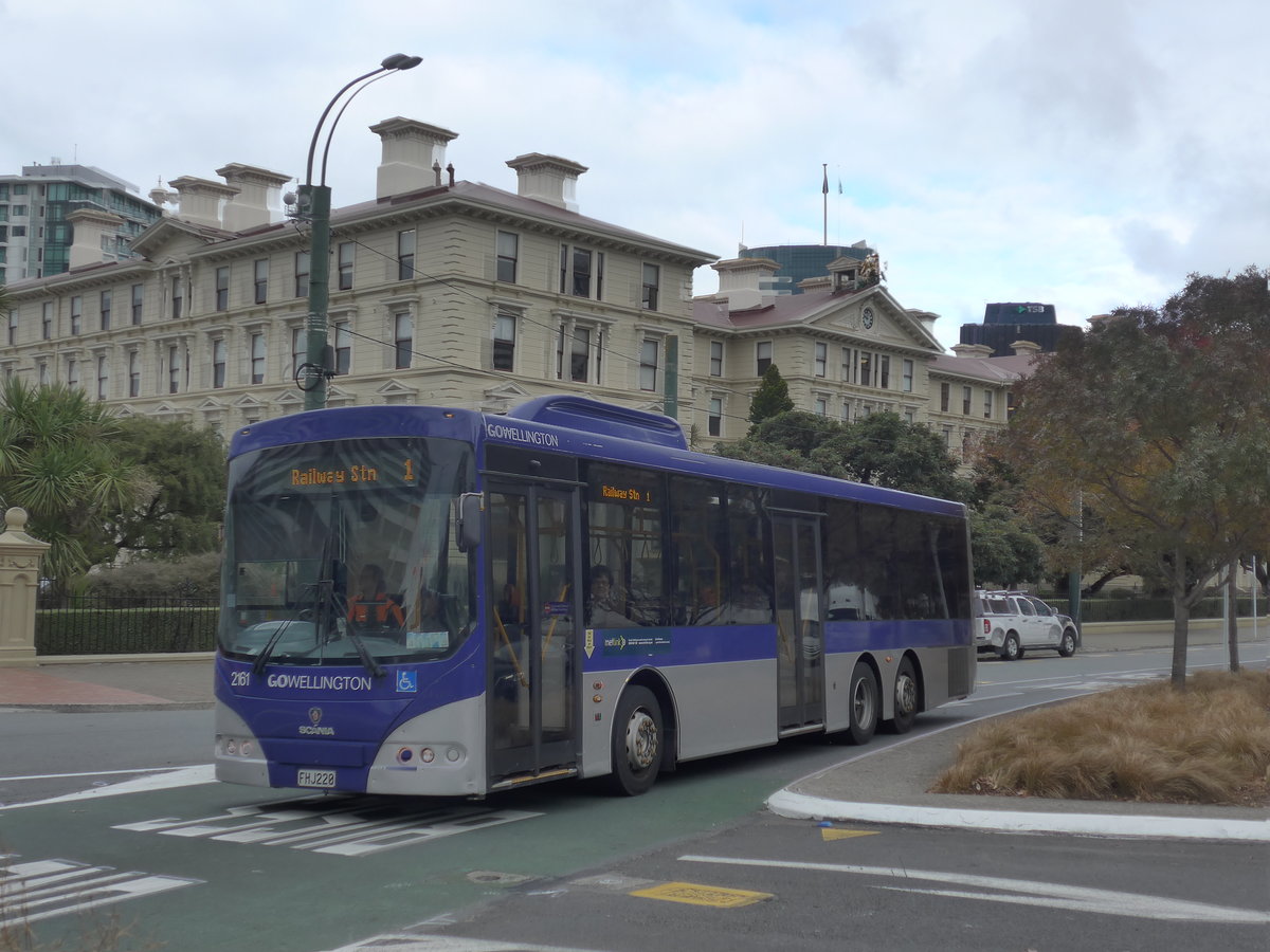 (191'651) - GO Wellington - Nr. 2161/FHJ220 - Scania/Designline am 27. April 2018 beim Bahnhof Wellington