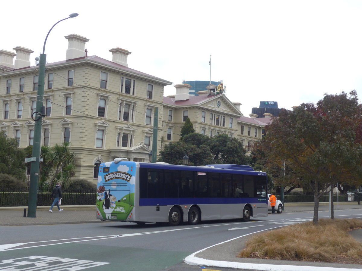 (191'655) - GO Wellington - Nr. 2161/FHJ220 - Scania/Designline am 27. April 2018 beim Bahnhof Wellington