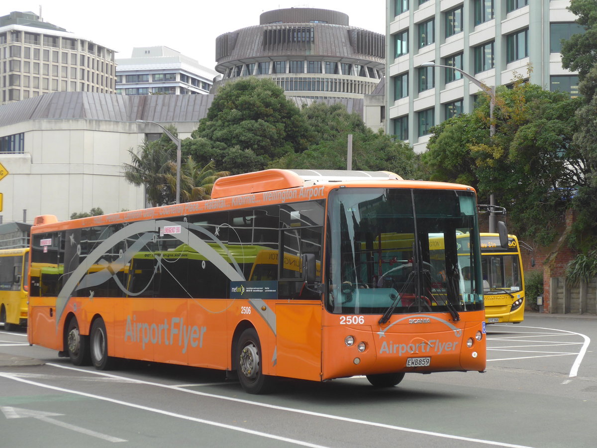 (191'747) - Airport Flyer, Wellington - Nr. 2506/EWB859 - Scania/KiwiBus am 27. April 2018 beim Bahnhof Wellington