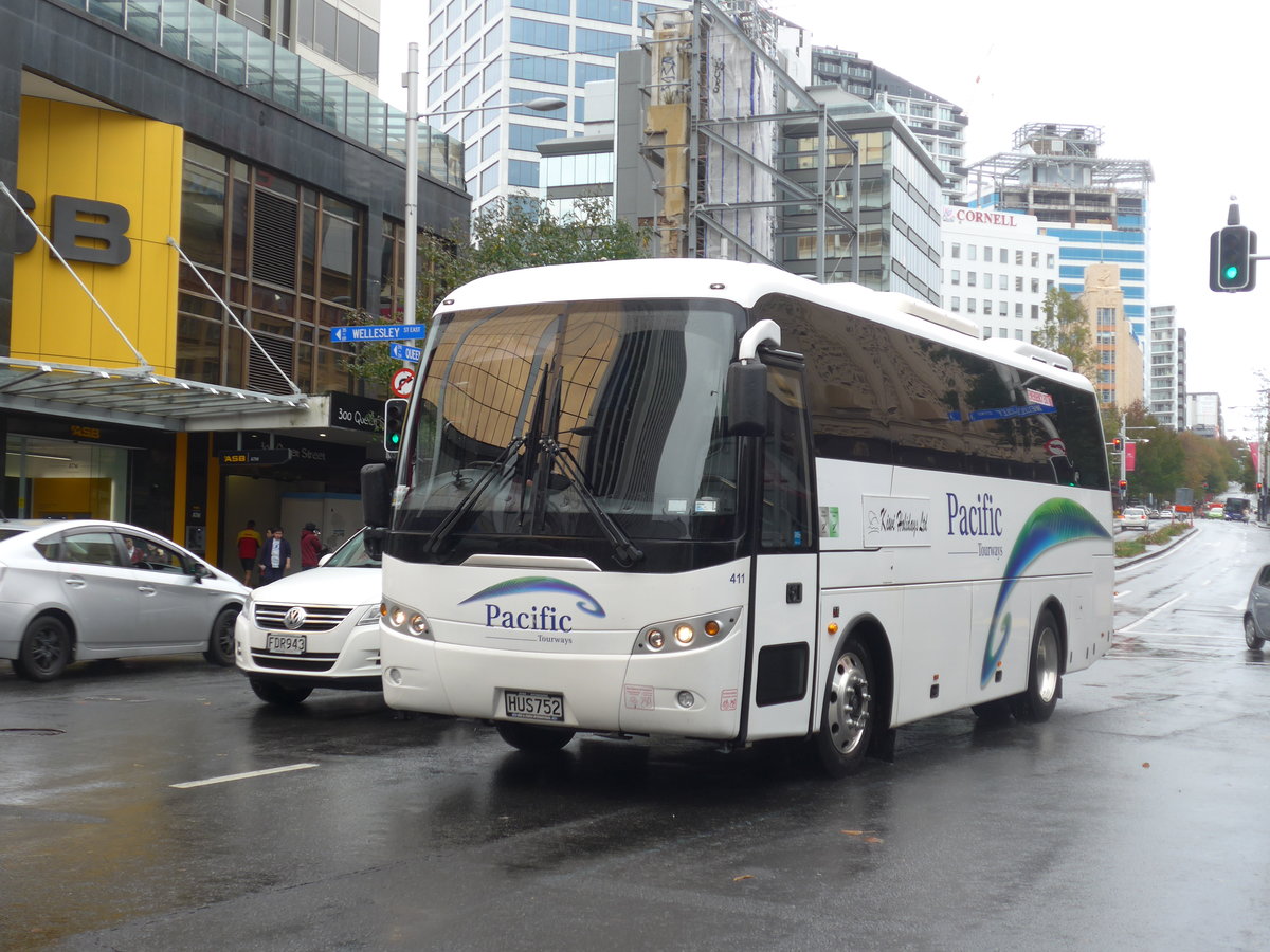 (192'090) - Pacific Tourways, Auckland - Nr. 411/HUS752 - BCI am 30. April 2018 in Auckland