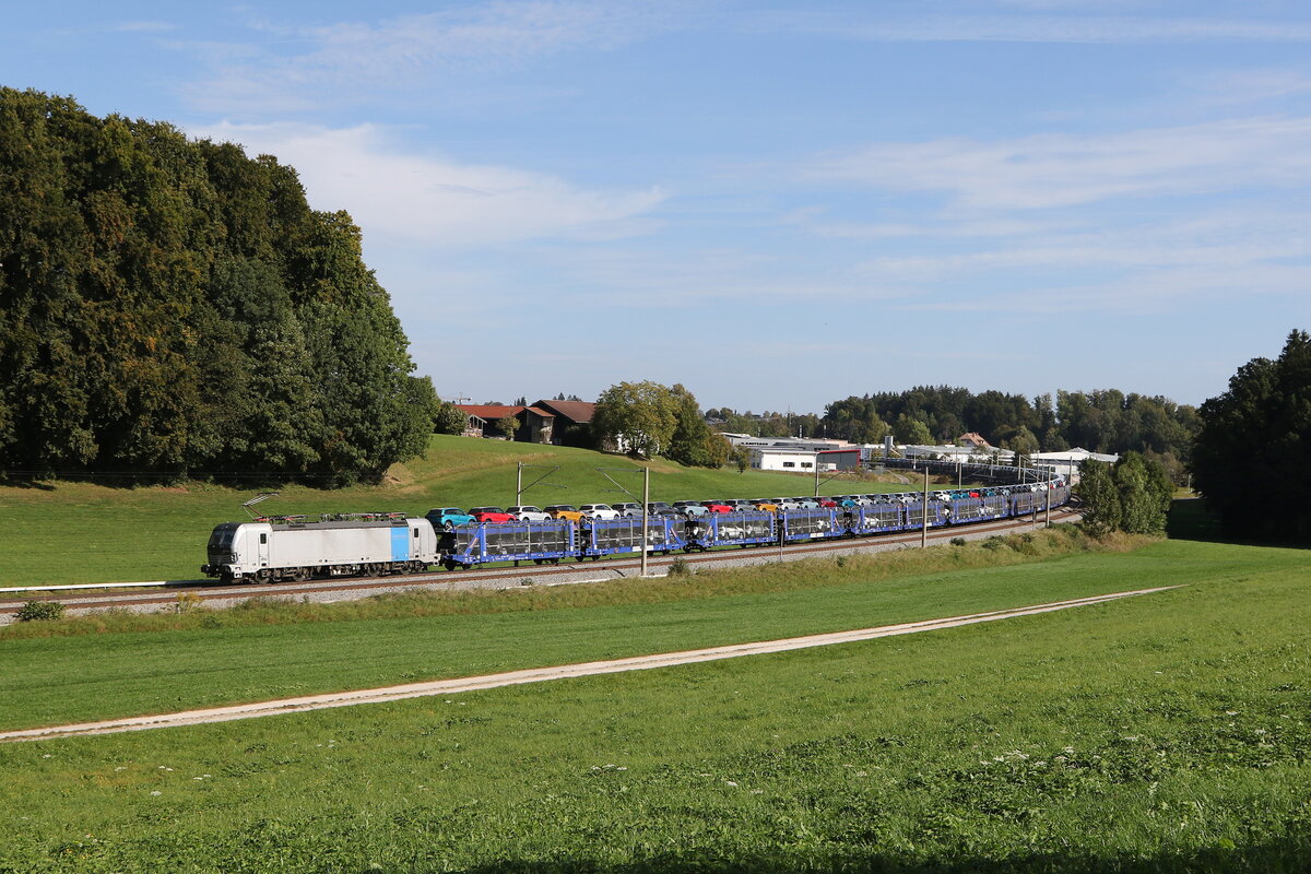 193 096 mit einem Autozug aus Freilassing kommend am 3. Oktober 2023 bei Axdorf.