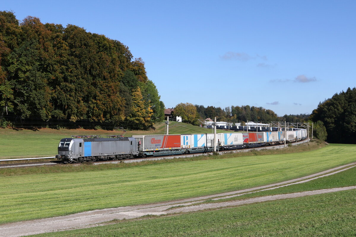 193 116 war mit einem  EKOL-KLV  am 25. Oktober 2023 bei Axdorf in Richtung Mnchen unterwegs.