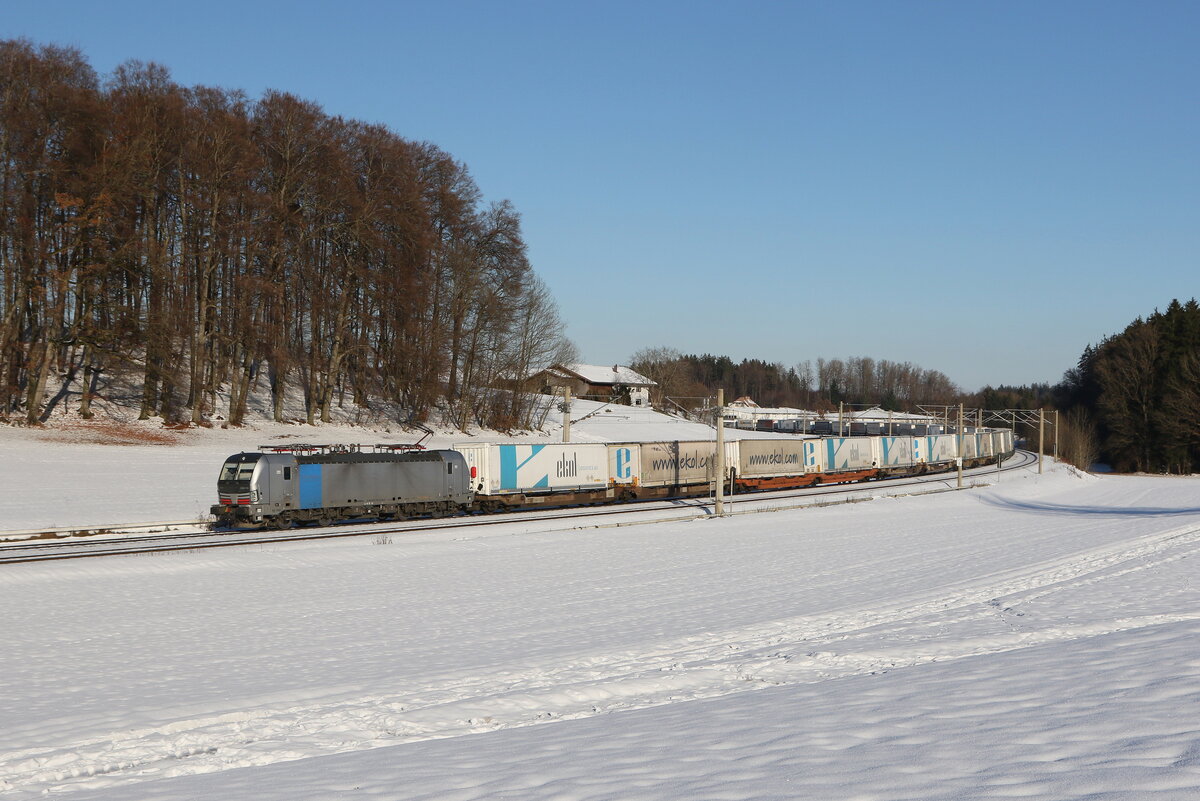 193 119 war mit einem  EKOL-KLV  am 7. Dezember 2023 bei Axdorf in Richtung Mnchen unterwegs.