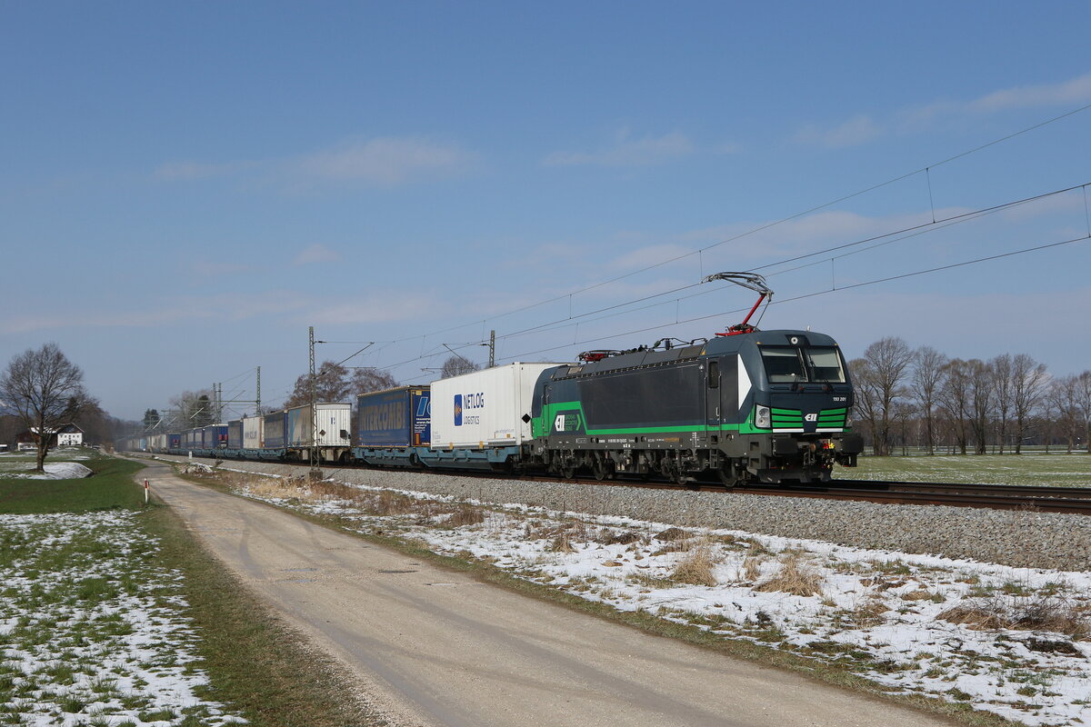 193 201 mit einem  EKOL  aus Mnchen kommend am 4. April 2022 bei bersee am Chiemsee.