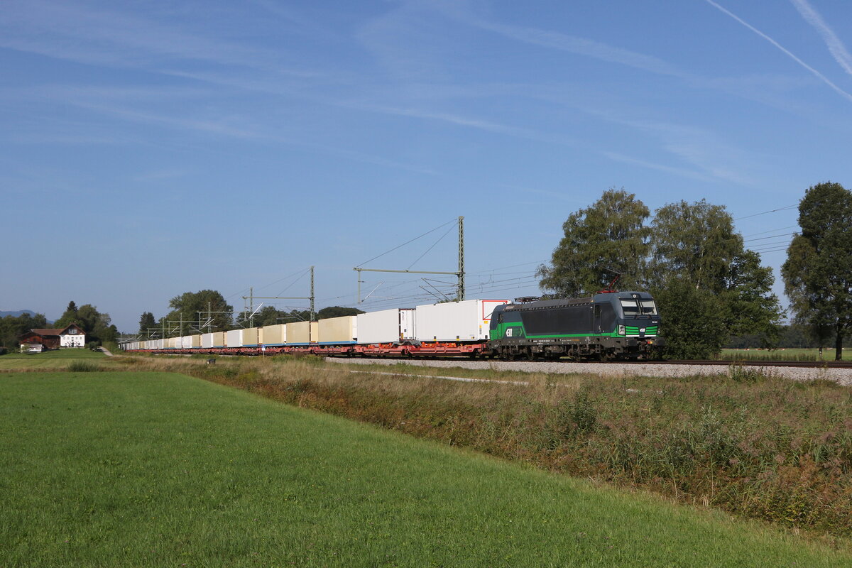 193 201 war mit einem  KLV  am 30. August 2022 bei bersee in Richtung Salzburg unterwegs.