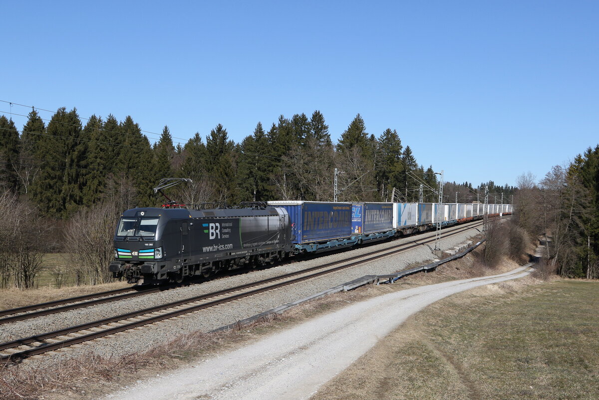 193 202 von  BR ICS  mit dem  EKOL  aus Salzburg kommend am 9. Mrz 2022 bei Grabensttt im Chiemgau.