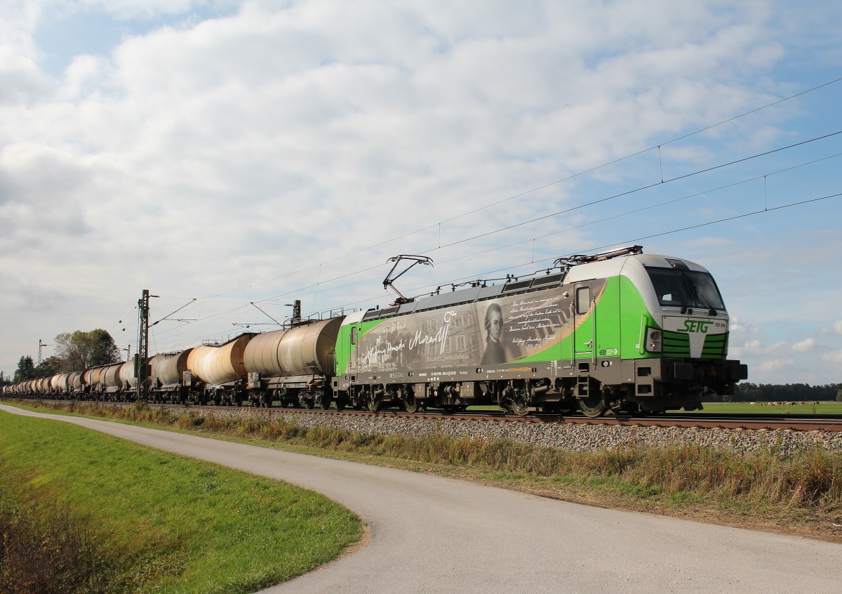 193 204-5 war am 9. Oktober 2015 mit einem Kesselwagenzug bei bersee in Richtung Salzburg unterwegs.