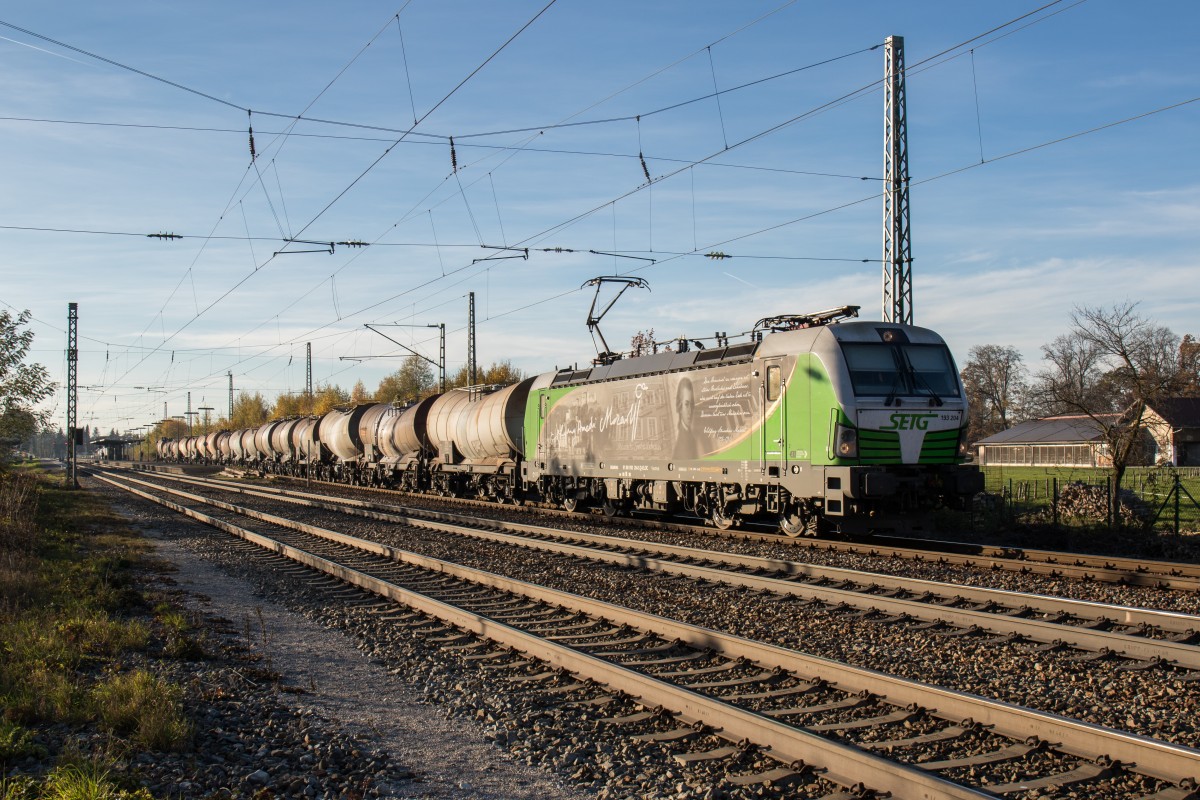 193 204  Mozart  mit einem Knick-Kesselwagenzug am 3. November 2015 im Bahnhof von bersee.