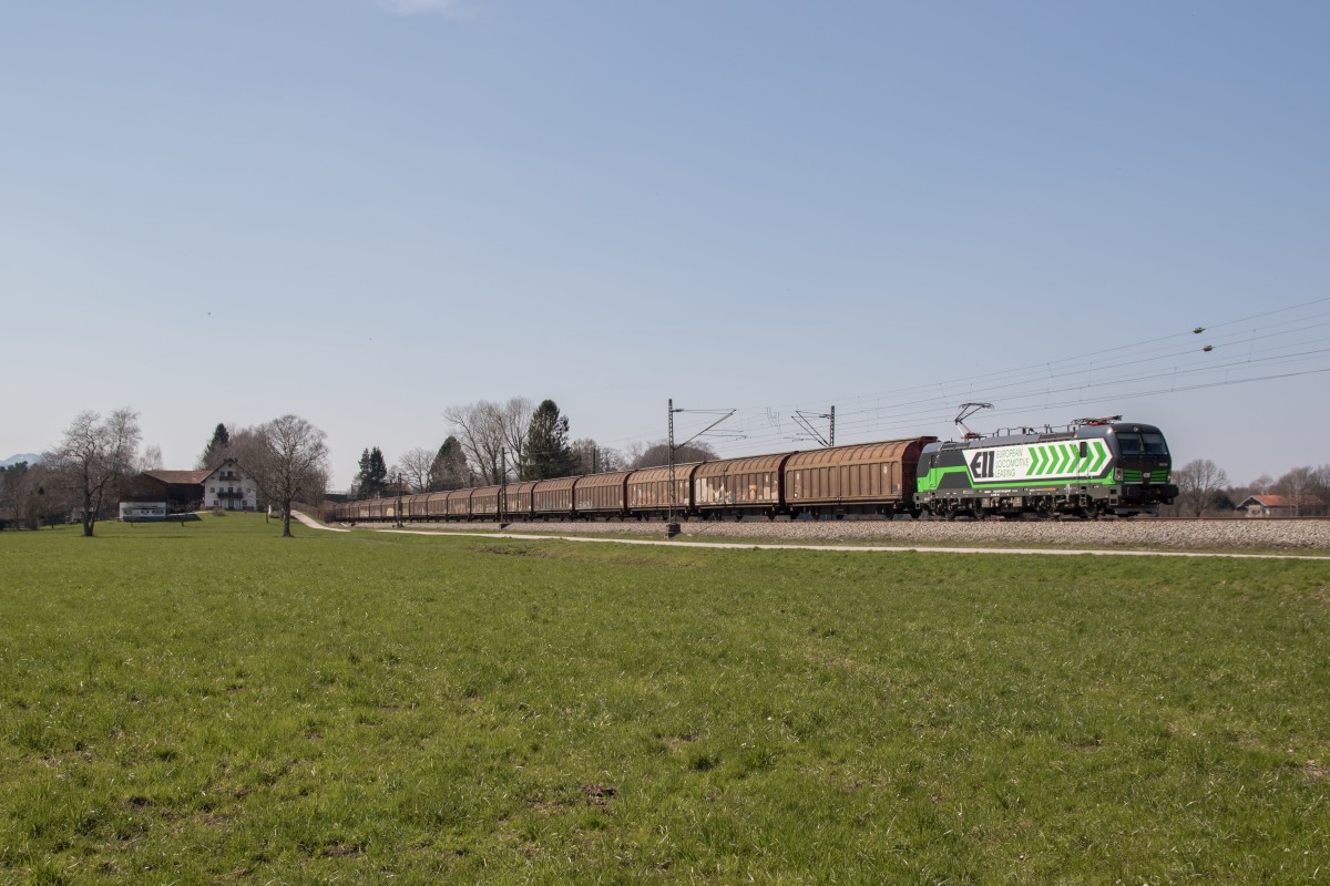 193 208 war am 8. April 2015 mit einem Ganzzug bei bersee in Richtung Salzburg unterwegs.