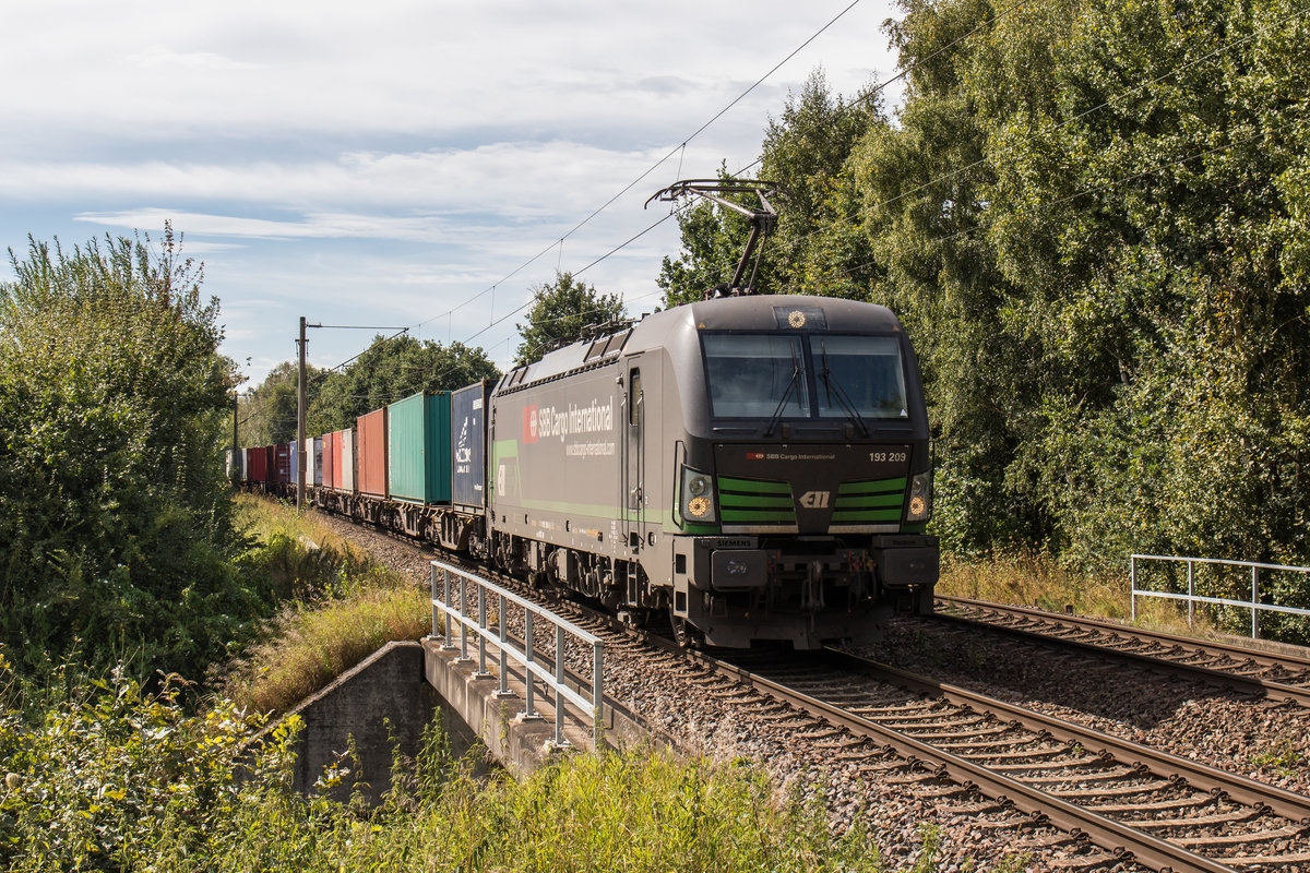 193 209 in diensten von  SBB Cargo International  war am 2. September 2016 mit einem Containerzug zum Hamburger Hafen unterwegs. Aufgenommen in Hamburg-Moorburg.