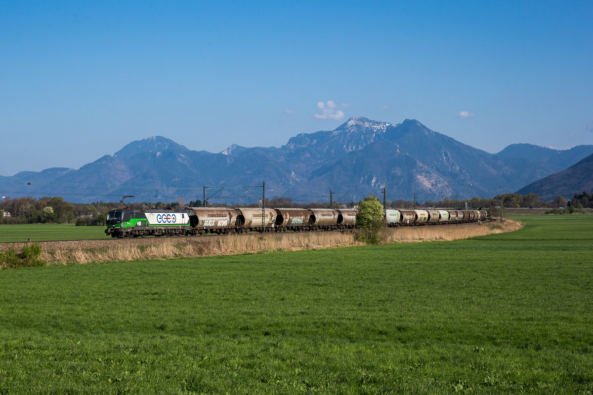 193 211 mit einem Getreidezug aus Salzburg kommend am 9. April 2017 bei Bernau am Chiemsee.