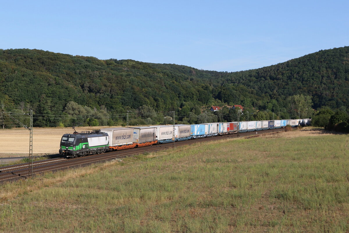 193 217 mit dem  EKOL  aus Gemnden kommend am 7. August 2022 bei Harrbach am Main.