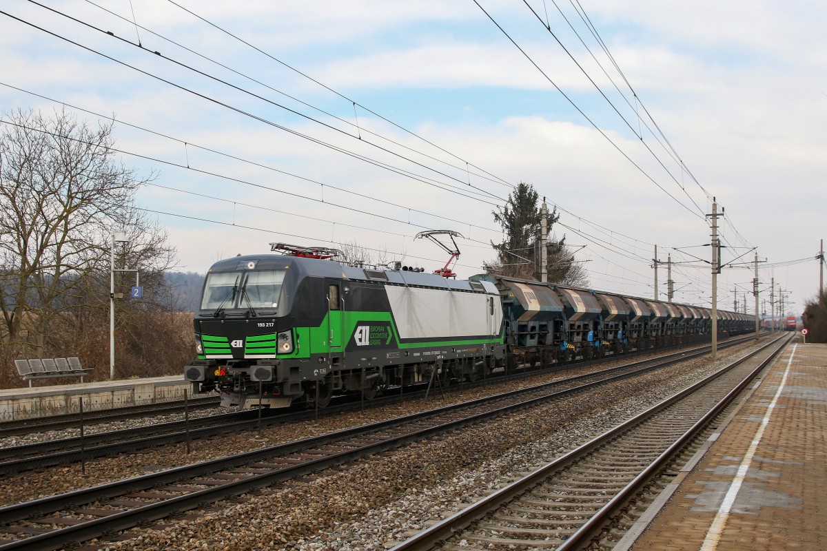 193 217 mit einem Schttgutwagenzug am 21. Februar 2015 bei Bheimkirchen.