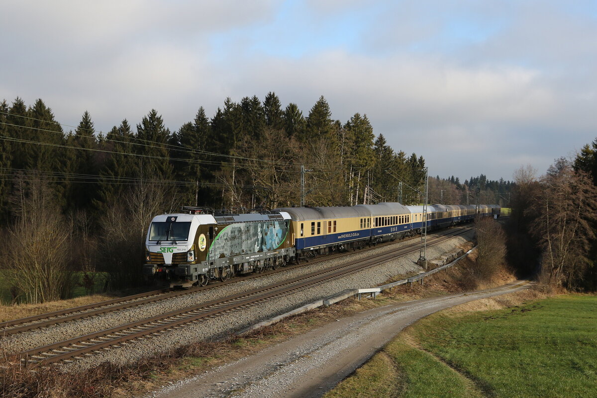 193 218  Beethoven  war am 18. Dezember 2021 mit dem  SETG-Weihnachtssonderzug  bei Grabensttt im Chiemgau in Richtung Mnchen unterwegs.