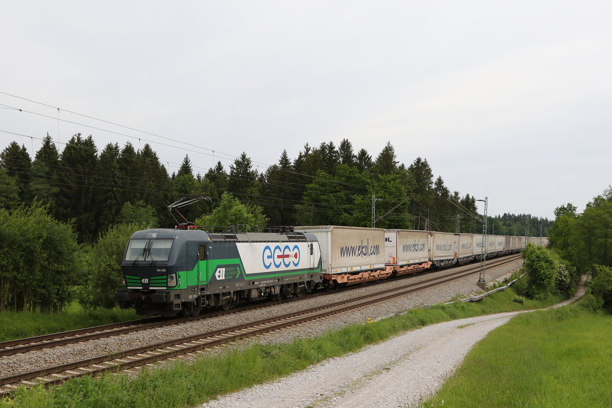 193 225 mit dem  Ekol  aus Salzburg kommend am 22. Mai 2020 bei Grabensttt.