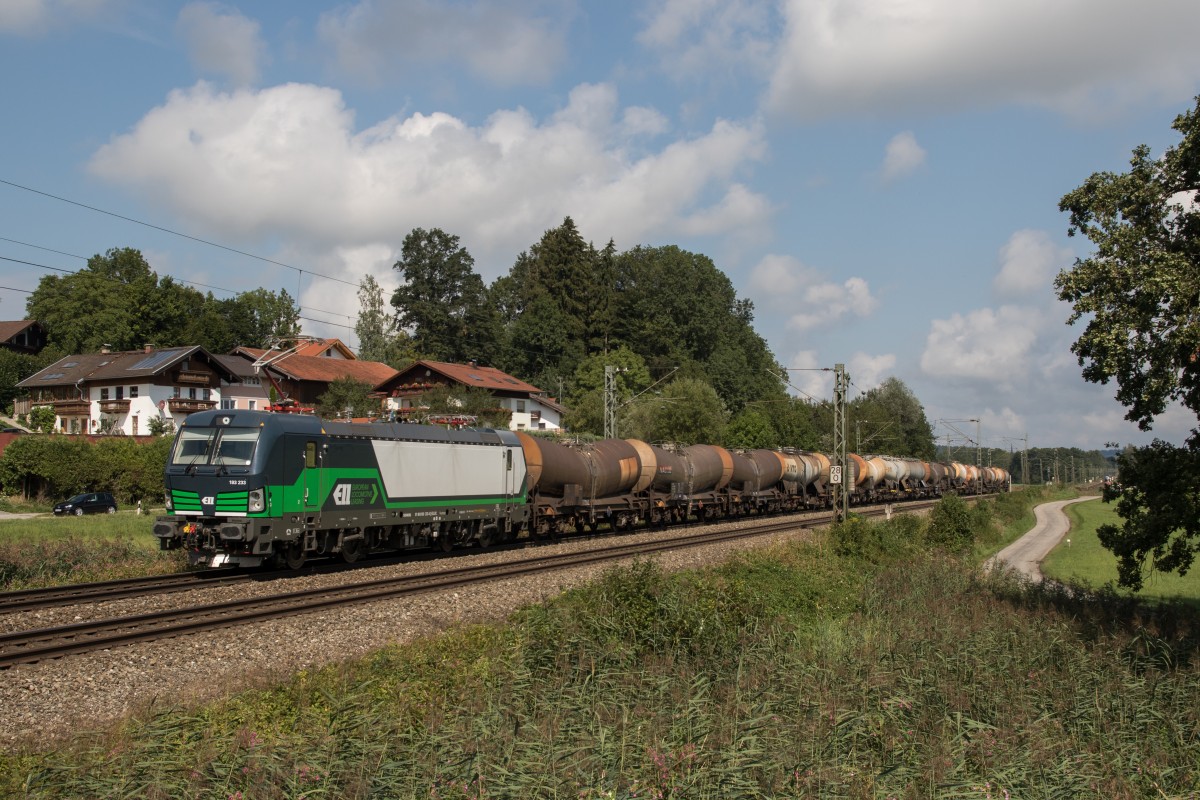 193 232 war am 18. August 2015 bei Weisham mit einem Kesselwagenzug in Richtung Salzburg unterwegs.