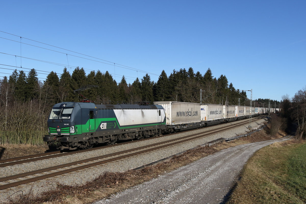 193 233 mit dem  Ekol  am 6. Januar 2020 bei Grabensttt im Chiemgau.