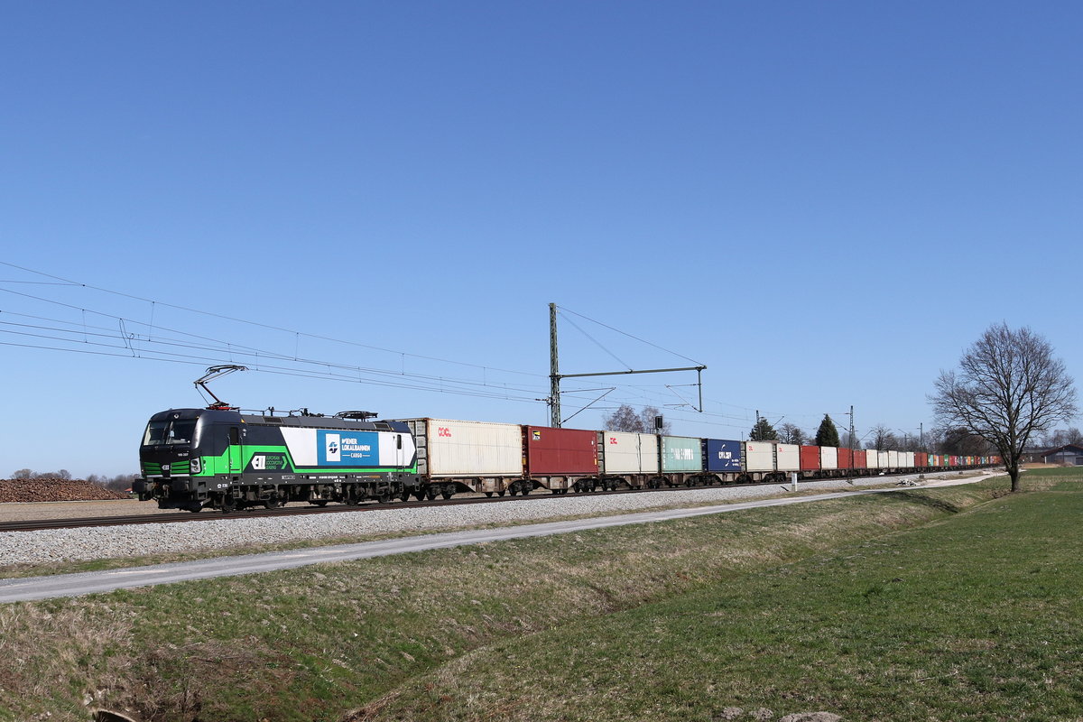 193 237 der  Wiener Localbahn  mit einem Containerzug-Umleiter am 15. Mrz 2020 aus Salzburg kommend bei bersee am Chiemsee.