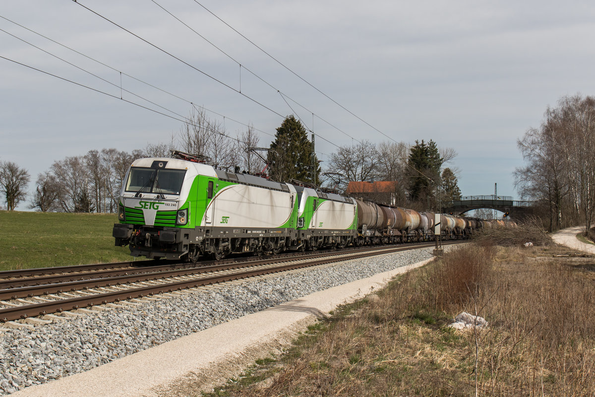 193 240 und 193 821 aus Salzburg kommend am 27. Mrz 2016 bei bersee am Chiemsee.