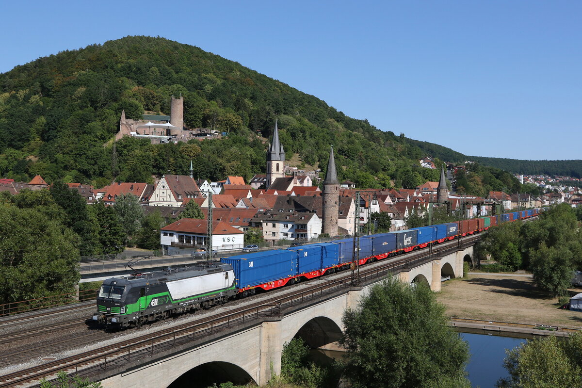 193 241 mit einem Containerzug am 8. August 2022 bei Gemnden am Main.