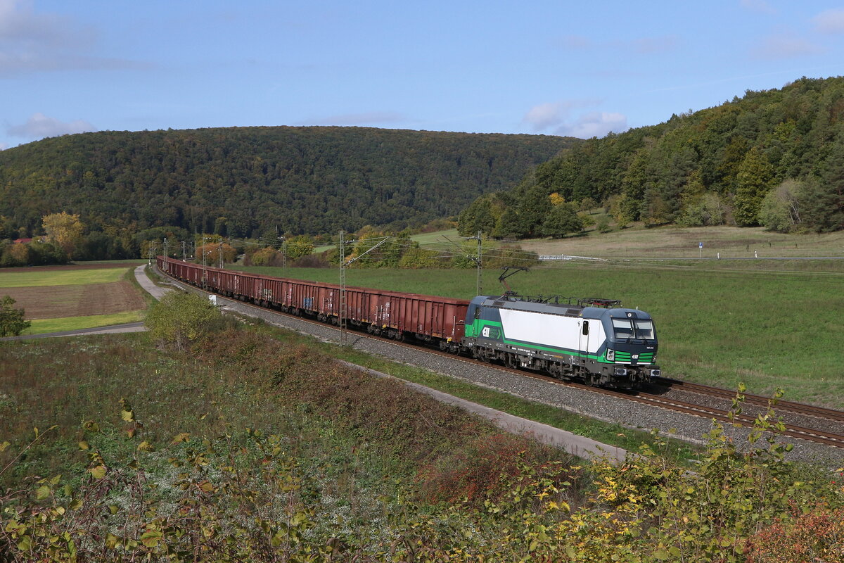 193 244 von  ELL  mit offenen Güterwagen am 11. Oktober 2022 bei Harrbach am Main.