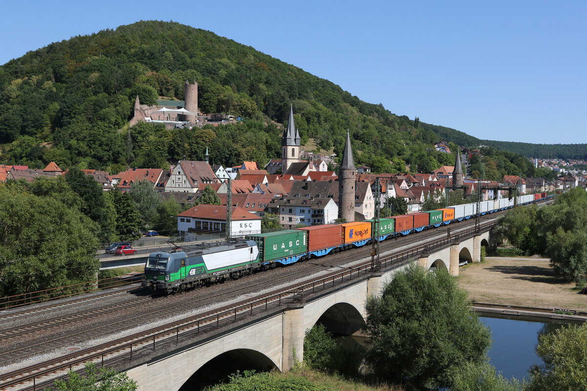 193 244 mit einem Containerzug am 8. August 2022 bei Gemnden am Main.