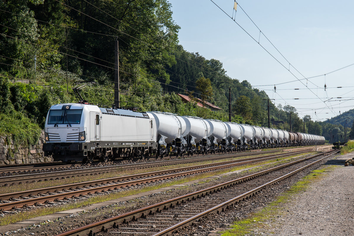 193 247 von  SETG  mit einem Kesselwagenzug am 2232. August 2017 bei Wernstein.