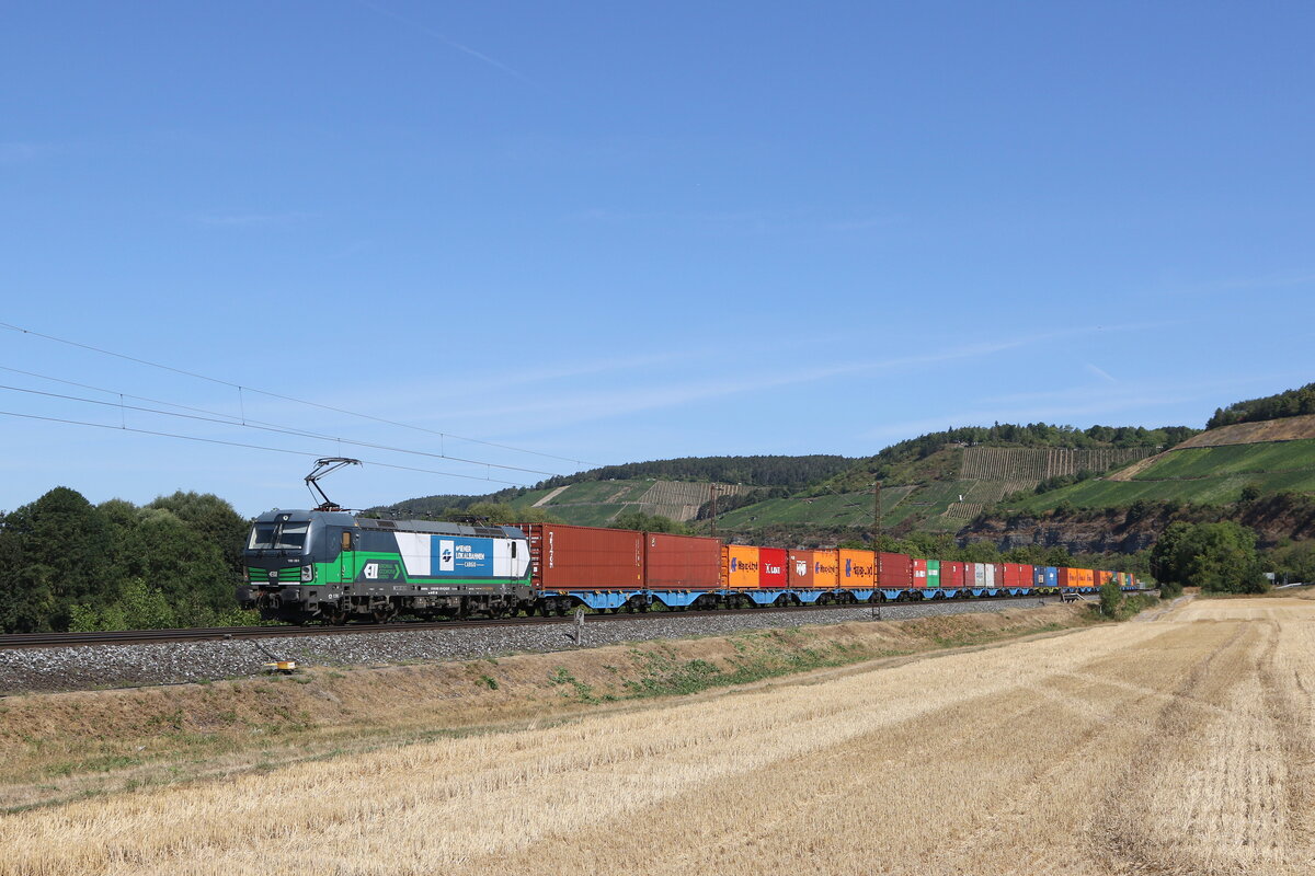 193 251 von  WLC  mit einem Containerzug aus Gemnden kommend am 8. August 2022 bei Himmelstadt am Main.