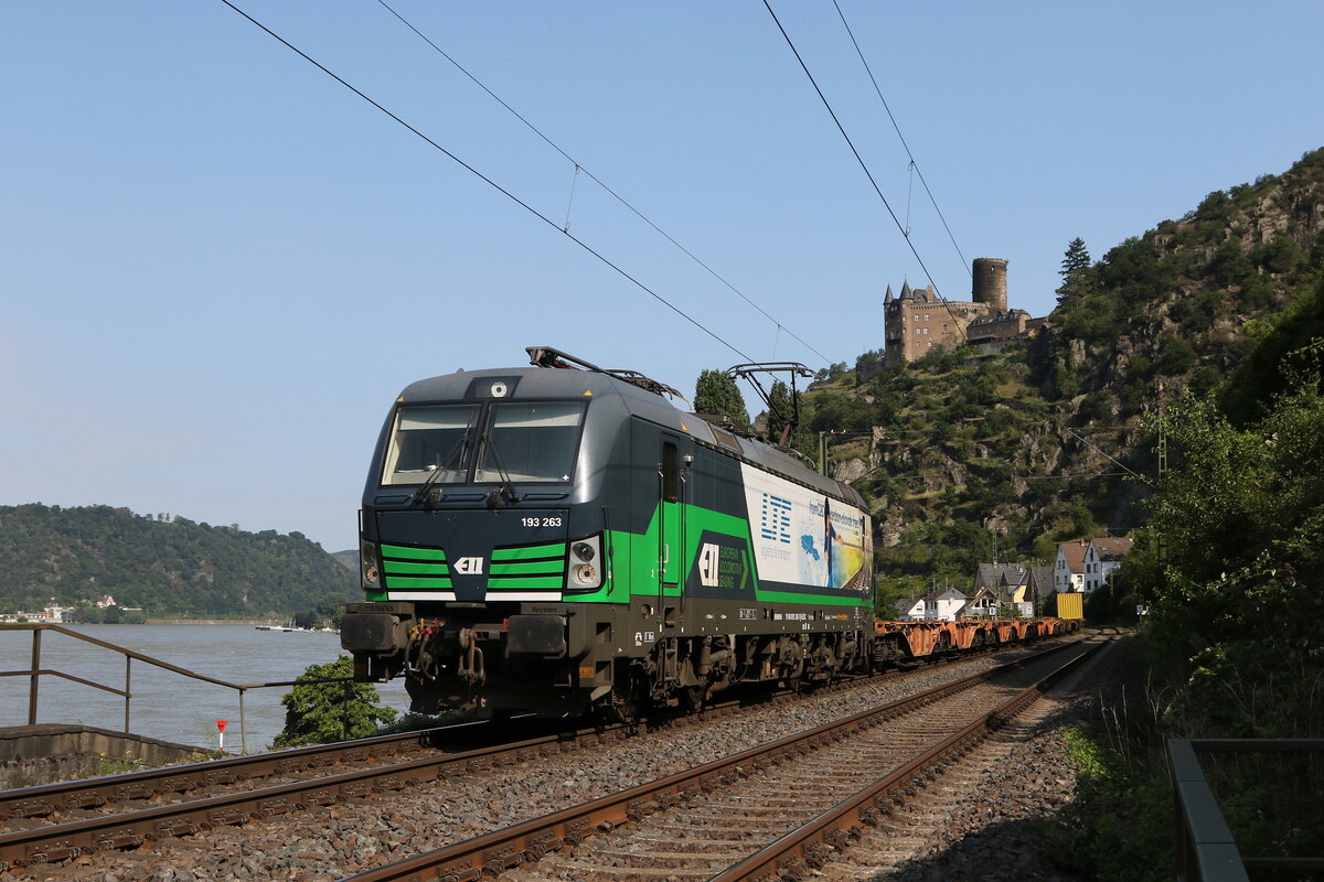 193 263 von  ELL  mit einem Containerzug am 22. Juli 2021 bei St. Goarshausen, ist derzeit fr  LTE  im Einsatz. 