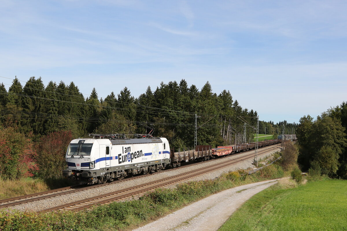 193 362  I am European  mit einem gemischten Gterzug am 1. Oktober 2021 bei Grabensttt im Chiemgau.