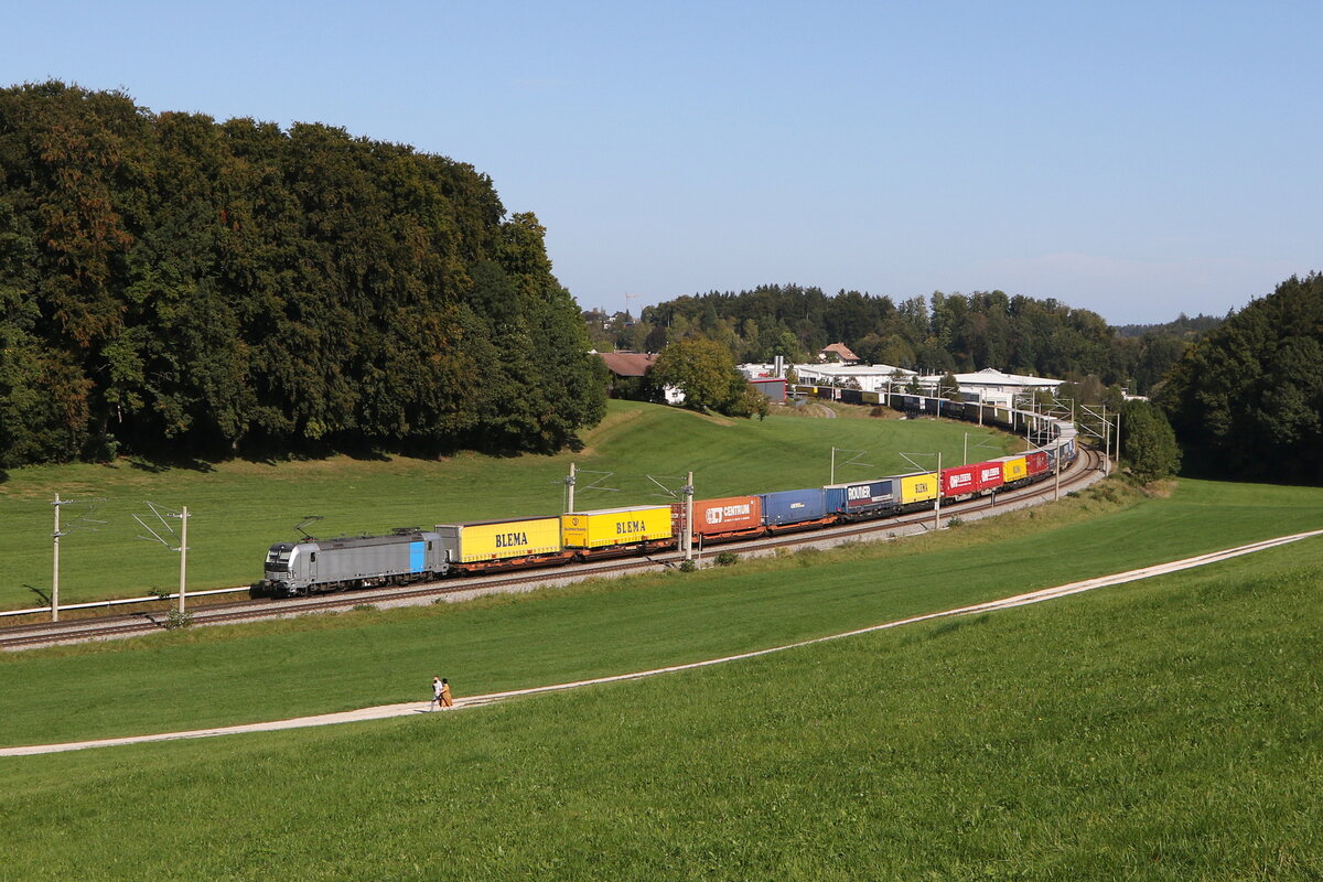 193 391 von  Railpool  war am 3. Oktober 2023 mit einem  KLV  bei Axdorf in Richtung Mnchen unterwegs.