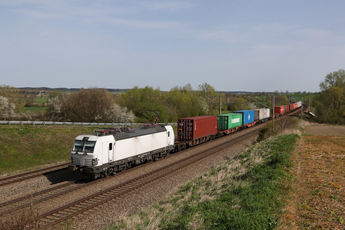 193 512 mit einem Containerzug aus Ingolstadt kommend am 7. April 2024 bei Vierkirchen.