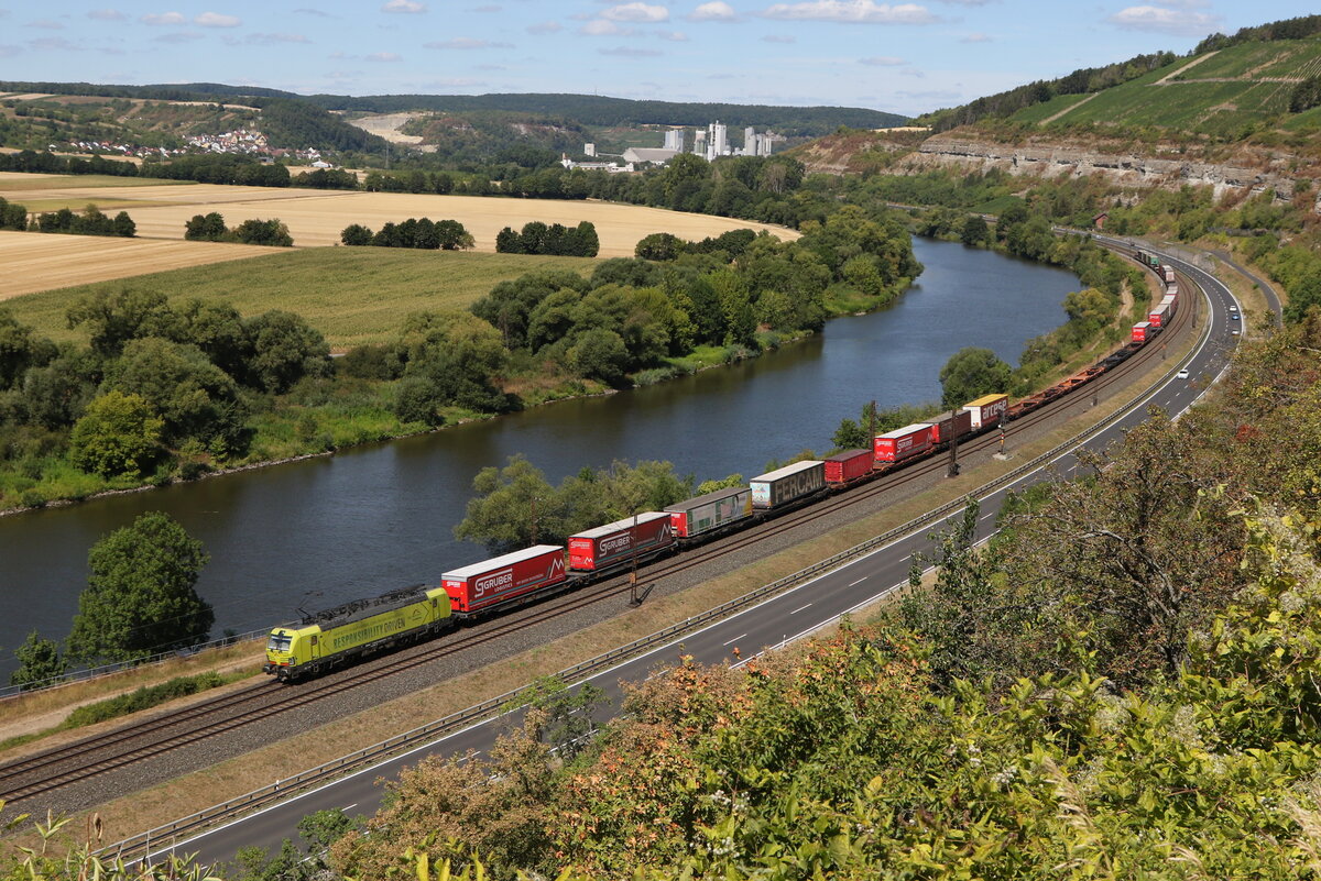 193 533 von  TX-Logistik  mit einem  KLV  am 6. August 20222 bei Himmelstadt am Main.