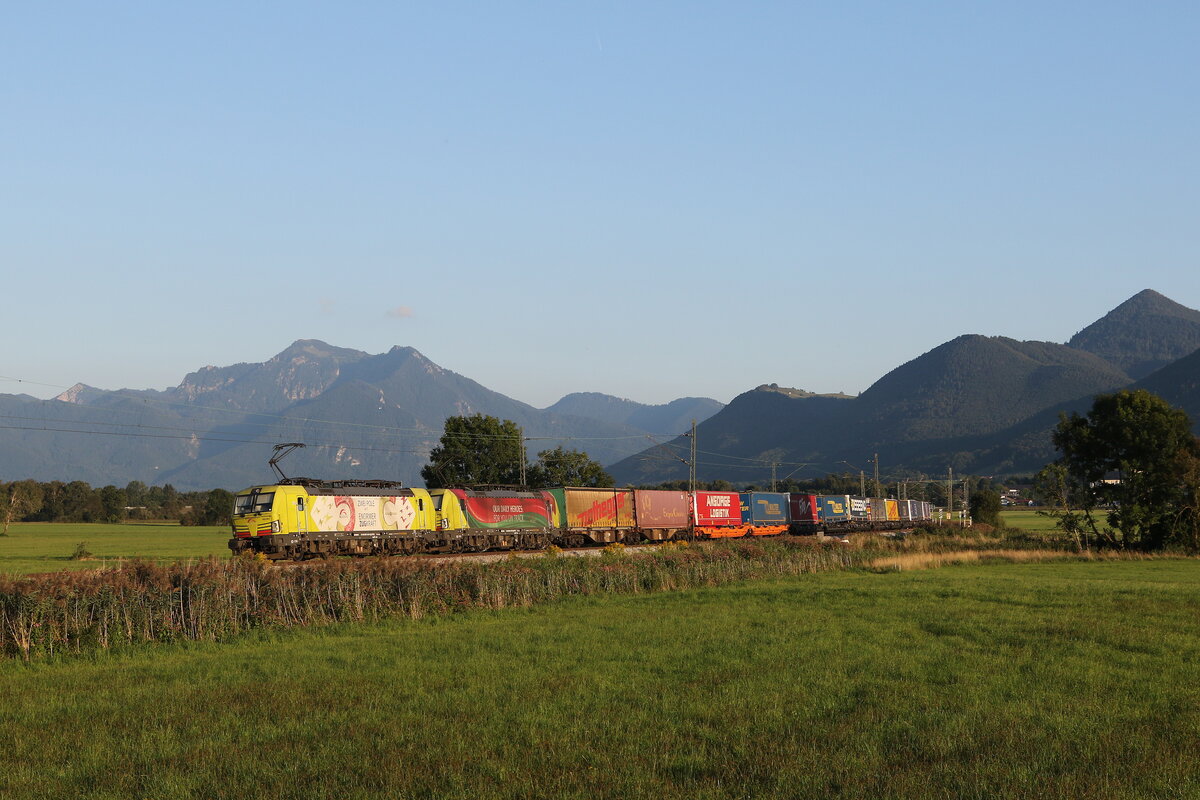 193 551 und 193 557 mit einem  KLV  am 2. September 2021 bei Bernau am Chiemsee.